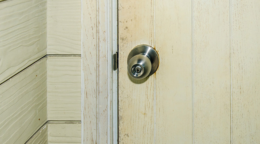 Keyed entry door knobs